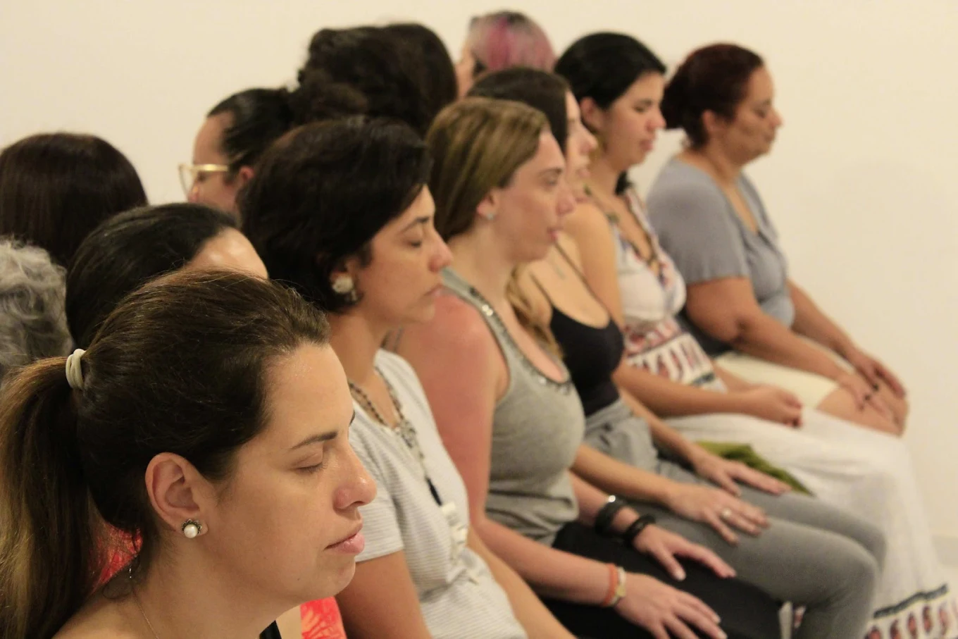 Turma presencial reunida durante um curso na Casa Theta